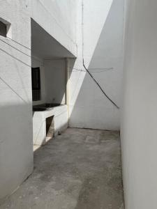 an empty hallway of a building with a white wall at Casa amplia, cómoda y céntrica in Apizaco