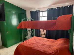 a room with two bunk beds and a window at Casa amplia, cómoda y céntrica in Apizaco