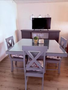 a table and chairs in a room with a desk at Casa amplia, cómoda y céntrica in Apizaco