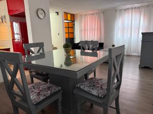 a kitchen with a table and two chairs and a room at Casa amplia, cómoda y céntrica in Apizaco