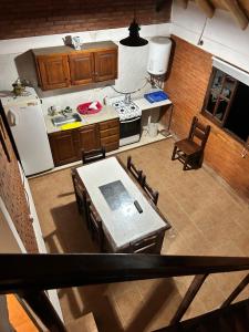 an overhead view of a kitchen with a table and chairs at Cabaña petiza in Mina Clavero