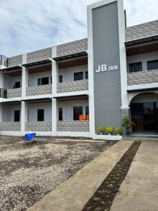ein Gebäude mit einem US Inn-Schild in der Unterkunft JB Inn in Migcanauay