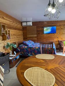 a living room with a table and a bed at Maroe Bay Lodge in HUH