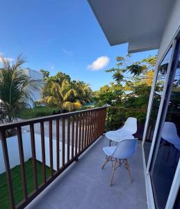 ein Balkon mit Tisch und Stühlen und Meerblick in der Unterkunft Ocean Vida Maldivas in Thoddoo-Atoll