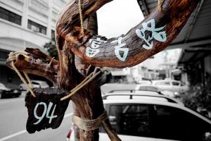 um par de sapatos amarrados a um poste numa rua em 3D Sunflower Embossed B&B em Hualien City