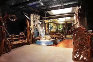 una habitación llena de troncos y una habitación con una habitación en 3D Sunflower Embossed B&B, en Hualien City