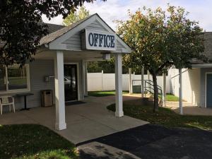 an office sign in front of a house at Dollinger's Motor Inn in Albion