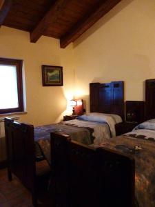 una camera con due letti e una finestra di Casa Tilde a Palazzina
