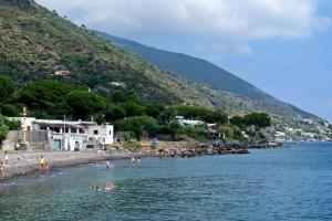 un grupo de personas nadando en el agua en una playa en Casa Biscotto, en Santa Marina Salina