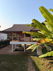 a house with a pavilion with a roof at Baan Yanikar in Lampang