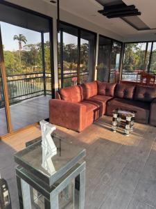 a living room with a couch and a glass table at Brisa marina in Moín