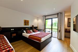 Postel nebo postele na pokoji v ubytování Hôtel Auberge de Chavannes + 37 fotografií