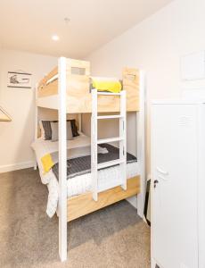 sypialnia z 2 łóżkami piętrowymi w pokoju w obiekcie Ocean Eleven 3 w mieście Mount Maunganui