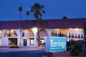 Facaden eller indgangen til Travelodge by Wyndham Indio