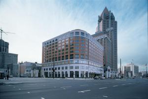 un gran edificio en una calle de una ciudad en Saint Kate - The Arts Hotel, en Milwaukee
