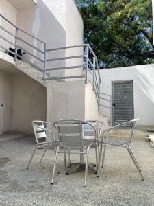 two chairs and a table in front of a building at Consulado Santa Catarina a 2 min in Monterrey