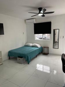 a bedroom with a bed and a ceiling fan at Consulado Santa Catarina a 2 min in Monterrey