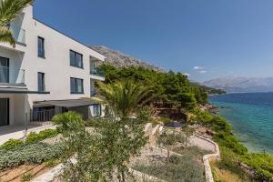 an exterior view of a building overlooking the ocean at Villa Sky in Mimice