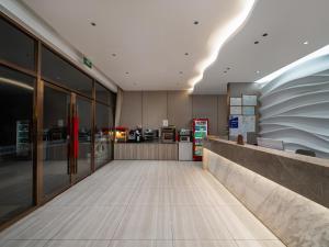 a store lobby with a counter and a refrigerator at The Screen Hotel Hangzhou East St ation-Zhanongkou Metro in Hangzhou