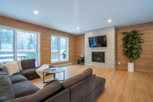 a living room with a couch and a fireplace at Foosball table Spa & Sauna - Sommetoile in Saint Come