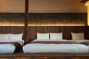 two beds sitting next to each other in a bedroom at 燈やー弐 in Kyoto