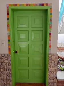 a green door in a building at Casa Barcelona in Honda