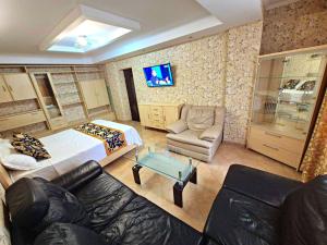 a hotel room with a bed and a couch at Apartments Chisinau in Chişinău