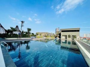 a large swimming pool with blue water at AnVy house Skyforest 2 Ecopark in Xuân Quan