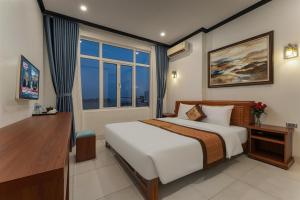 a hotel room with a bed and a window at Royal Hotel & Spa in Ðồng Ky +23 photos