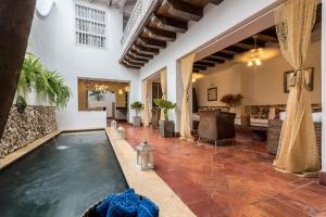 uma piscina interior no meio de uma casa em Hotel Casa la Tablada em Cartagena de Indias