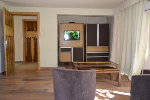 Uma TV ou centro de entretenimento em Plaza Paradiso Petit Hotel