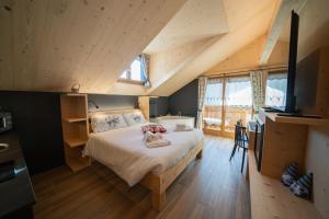 a bedroom with a bed and a desk in a room at Appartamenti Casa Sabry in San Niccolò Comèlico