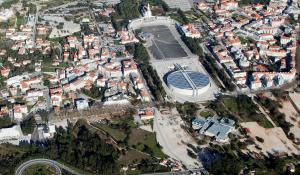 une vue aérienne sur une ville avec un stade dans l'établissement Hotel Lux Mundi, à Fátima