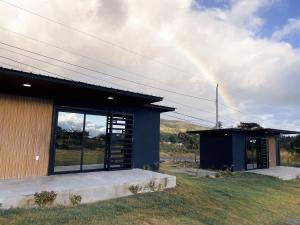 a rainbow in the sky above a house at Villa Cinco Boquete in Alto Boquete