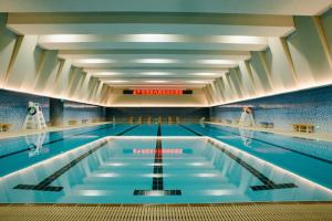 a swimming pool in a building with a swimming poolvisorvisor at 四川成都金牛宾馆 Sichuan State Guest Hotel in Chengdu