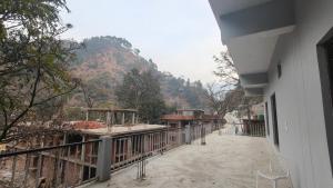 a balcony of a house with a view of a mountain at Amigo's Hotel and Restaurant in Nandaprayāg