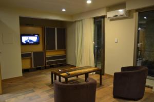 Uma TV ou centro de entretenimento em Plaza Paradiso Petit Hotel