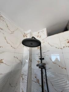 a lamp in a room with a marble wall at FASARESIDENCE Dakar Point E CHAMBRE NOFLAYE in Dakar +37 photos