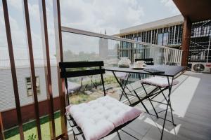 a balcony with a table and chairs on a balcony at Apartman M's in Đakovo