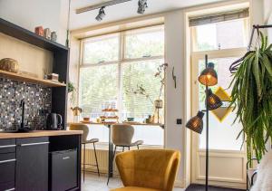 a kitchen with a table and chairs and a window at B and B Suite No.3 in Gorinchem