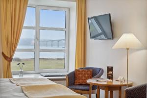 a hotel room with a bed and a window at Hotel Pinenhus in Glyngøre +26 photos