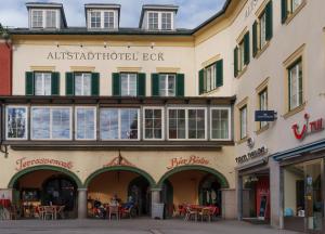 ein Gebäude im Zentrum einer Straße in der Unterkunft Altstadthotel Eck in Lienz