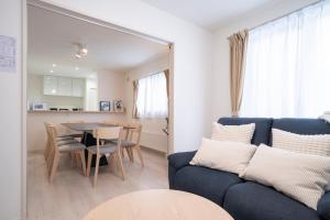 a living room with a blue couch and a table at 雪舞-YukiMai in Kutchan