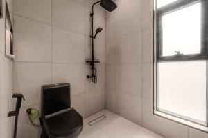 a bathroom with a shower with a toilet and a window at المحروسة للشقق المفروشة Mahrousa Apartment in Medina +24 photos