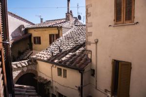 an overhead view of an alley between two buildings at SCAPPO IN UMBRIA, nel vicolo in Amelia