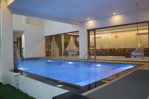 a large blue swimming pool in a house at Istrahtmas1 in Barka