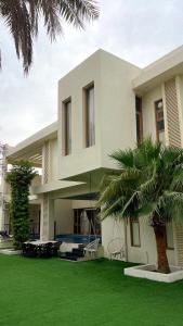 a house with a palm tree in front of it at Istrahtmas1 in Barka