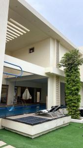 a view of a house with a swimming pool at Istrahtmas1 in Barka