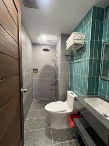 a bathroom with a toilet and a sink and a shower at Nhã Hotel A in Thôn Mỹ Phước