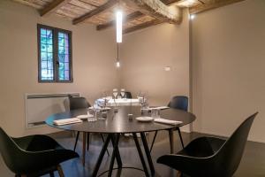 - une salle à manger avec une table et des verres à vin dans l'établissement Antica Locanda Il Sole, à Castel Maggiore